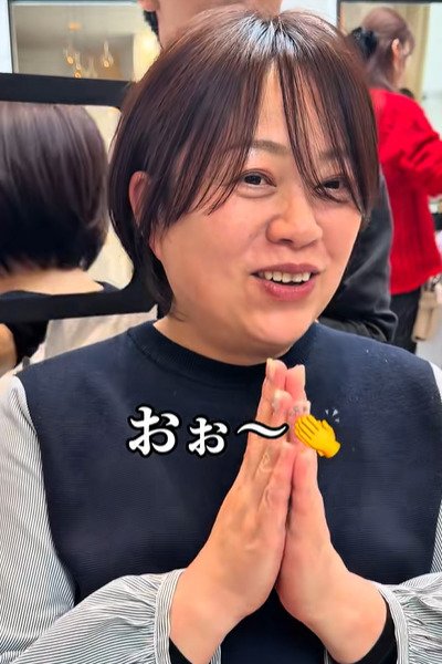 満面の笑顔でお礼を言う女性