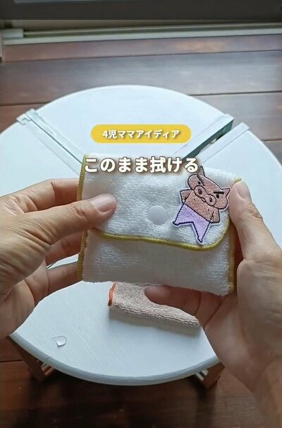 ワッペンを付けたポケットティッシュ入りのハンカチ