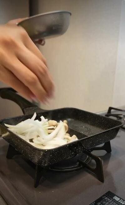 フライパンに玉ねぎとしめじを加えて