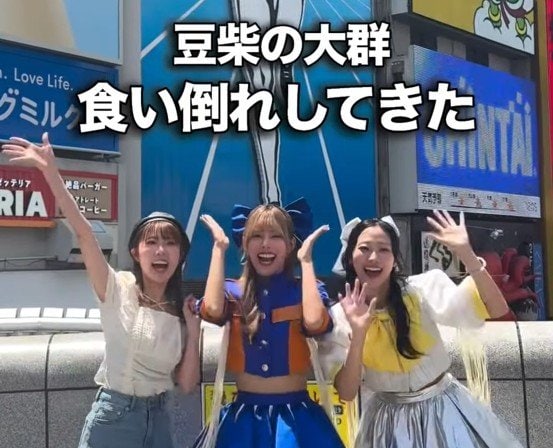 大人気アイドル「豆柴の大群」とタレントの芦田純子さんが共演！大阪で一度は行きたい「なんば食べ歩きグルメ5選」