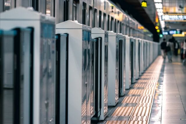 松戸駅で目撃した「ホームドア」　違和感しかない光景に注目集まる