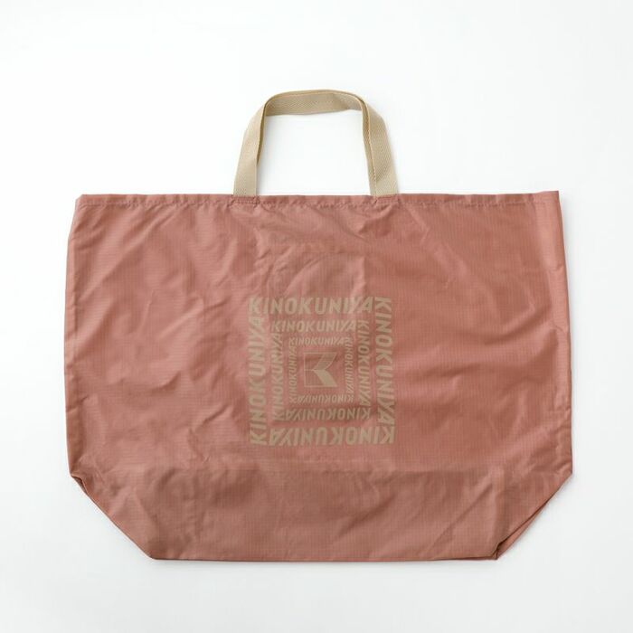 甘すぎずどこかヴィンテージ感も漂う、くすみ系のピンク