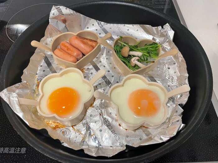 目玉焼き2個とウインナー4つ、豆苗としめじを焼いてみました