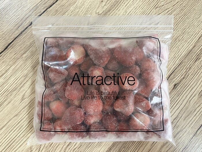 冷凍いちごをいれたマチなしフリーザーバッグ