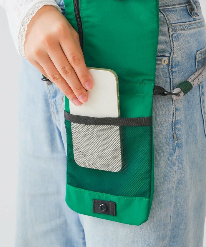 内部には小物の整理に便利なポケットが合計で4か所