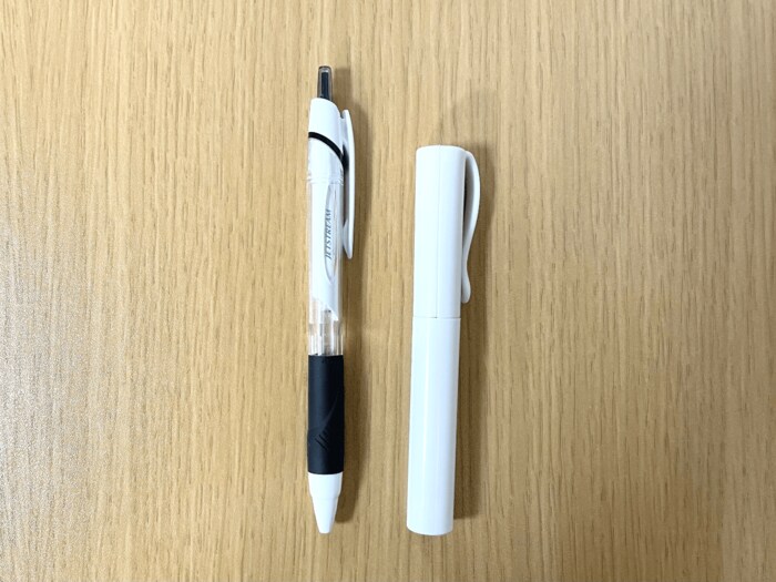 一般的なボールペンよりも少し小さめのサイズ