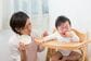 「おせんべいの袋」を開けられない1歳児…　あまりにもダイナミックな「絶望ポーズ」に笑ってしまう