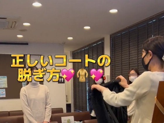 【大人のマナー】元CA現役秘書が教える正しいコートの脱ぎ方に「知らなかった！」「私もやってます」