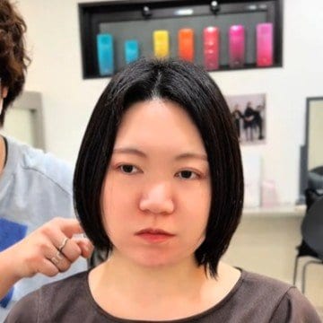 女性「襟足の髪が跳ねる」　ショートでイメチェン！丸みあるショートで「スッキリ」と笑顔に！