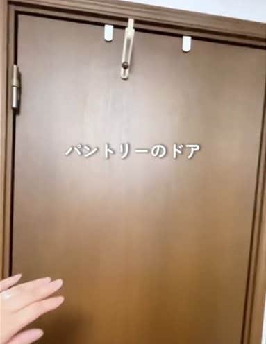 築30年超戸建〈存在感ありすぎドア〉を30代ママが…リメイクシート貼るだけDIY→「明るい海外ホテル風」に大変身！「めちゃくちゃいい！」と話題