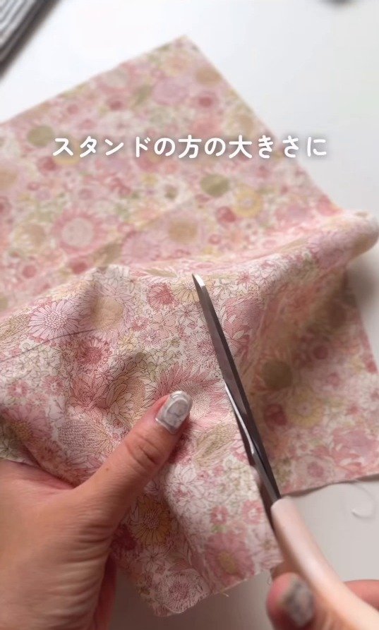 100均グッズでお部屋を模様替え！フォトフレームを花柄生地と数字で飾るリメイク術
