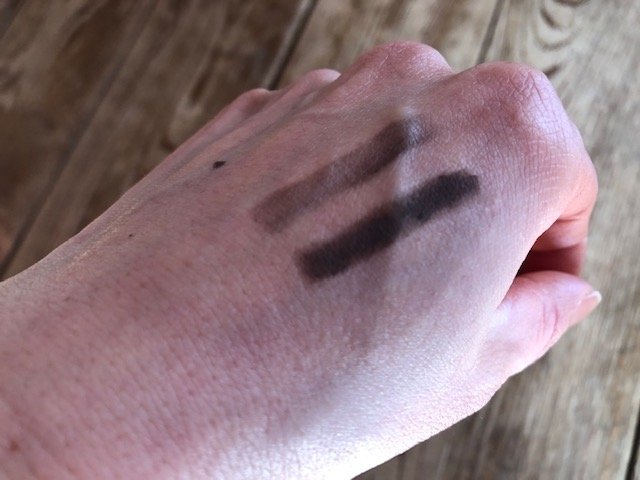 セリア「GENE3WAYアイブロウ　三角芯」2本線のうち、下の線がペンシルとパウダーを重ねた色（筆者撮影）