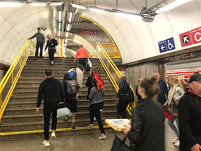 地下鉄駅の様子