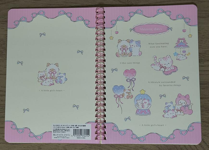 筆者撮影（キャンドゥ、SJI-33625 A5 Wリングノート 50枚 A罫 ふわふわ猫柄）
