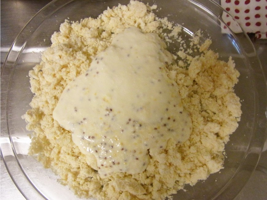 あら熱をとったおからにヨーグルトと粒マスタードを混ぜ、残りの材料を入れてよく混ぜる。