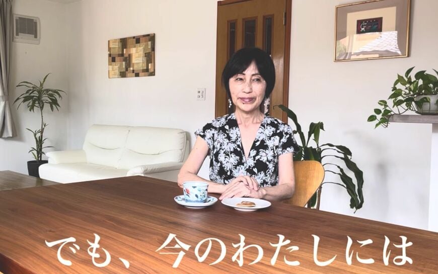 お茶を前にテーブルで語る様子