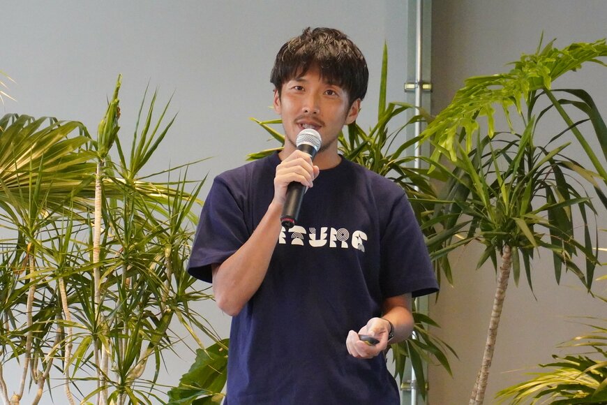 スピーチする男性の写真