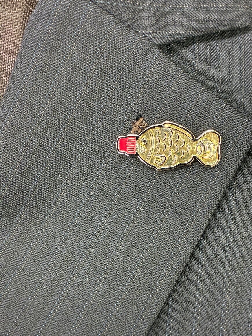 お弁当でおなじみのお魚が社章に!