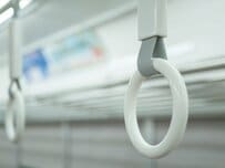 茨城県「ローカル線の車内」で目撃したつり革に違和感　持ち手部分にある「ご当地グルメ」に注目集まる