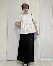 【60代マダム】“ひらひらトップス”着回し術が参考になる！「プチプラには見えない」「ボトムの違いでずいぶん違う」の声