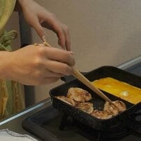 【鶏もも肉の味噌マヨ焼き弁当】焼き目がついた鶏もも肉が食欲そそる！彩りの綺麗な副菜がメインのおかずを引き立てる美味しそうな愛妻弁当にうっとり…
