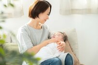 【男女で比較】日本の女性の年収はいくらが普通？約7割が出産後に復職も…働き盛り世代において賃金差が顕著に