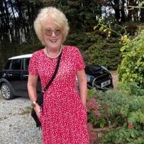 【80歳目前のマダム】シンプルな赤ワンピースが特別な装いに！ その秘訣とは？