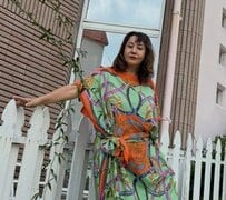 【74歳マダム】鮮やかなドレスコーデが素敵　ラグジュアリー感たっぷりな大人コーデに「綺麗」