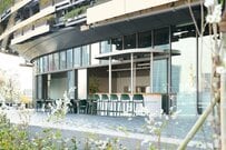 【高輪ゲートウェイ】水面の先を走る新幹線を眺めるルーフトップダイニング「LAUBE」が3月28日オープン