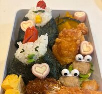 【おにぎりバーガー弁当】海苔で作るやんちゃな表情が可愛い！ミニバーガーも入って愛情たっぷりに仕上がりました！