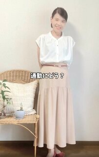 【60代マダム】「しまむらの白ブラウス×GUのベージュスカート」　上品な大人カジュアルコーデ！赤の差し色がアクセントに