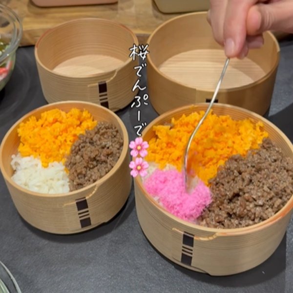 【夫弁当】華やかで素敵！ピンクで可愛い〈桜でんぶ〉の「三色丼弁当」惚れ惚れする美しい彩りが魅力的