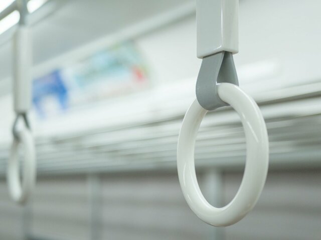 茨城県「ローカル線の車内」で目撃したつり革に違和感　持ち手部分にある「ご当地グルメ」に注目集まる