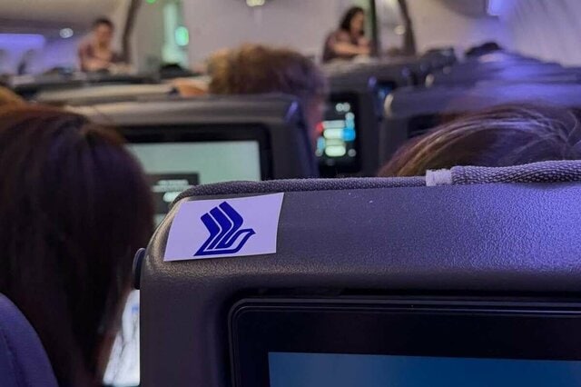 シンガポール航空で「座席に張られたシール」に感じた謎　納得の意味合いに「連絡手段のひとつ」「目印です」
