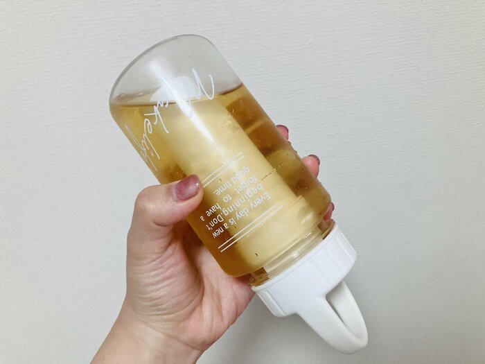 保冷クーラーボトルを逆さまにする様子