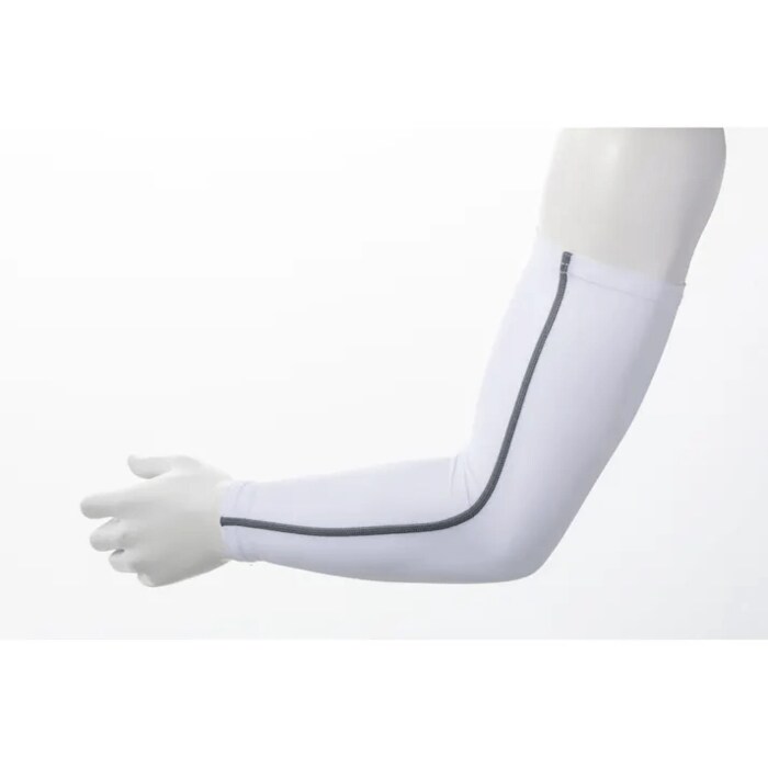 腕周りが細めに設計されており小柄な方や腕が細い方でも快適