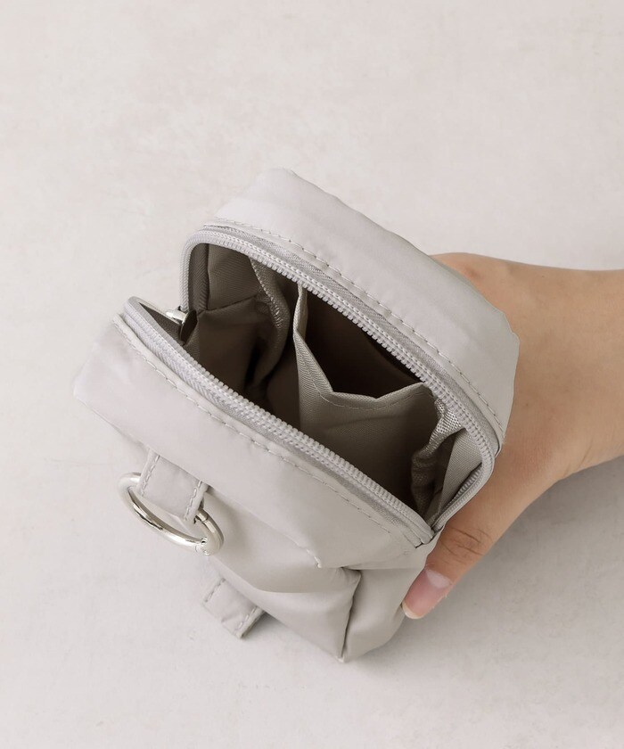 スマホや小物も合わせて収納できる