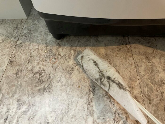 洗濯機の下を掃除。ほこりや髪の毛をしっかりと絡み取ってくれます