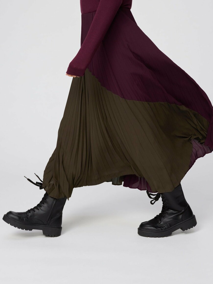 出所：ユニクロ公式　レースアップショートブーツ