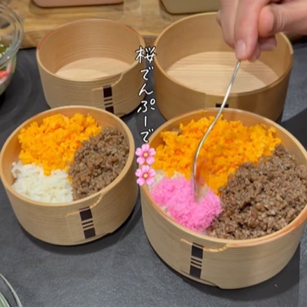 【夫弁当】華やかで素敵！ピンクで可愛い〈桜でんぶ〉の「三色丼弁当」惚れ惚れする美しい彩りが魅力的