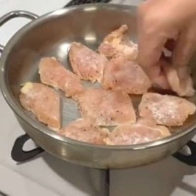 家族への「愛情弁当」の「鶏のオイマヨ炒め」タレがよく絡んでおいしそう！2種類のふりかけご飯やたっぷりのおかずで、ボリューム満点のお弁当が完成