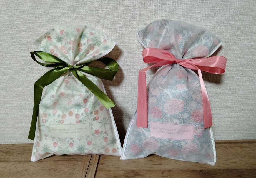 筆者撮影（セリア、ダブルソフトフィルム不織布バッグ ウィリアム・モリス リボン付）