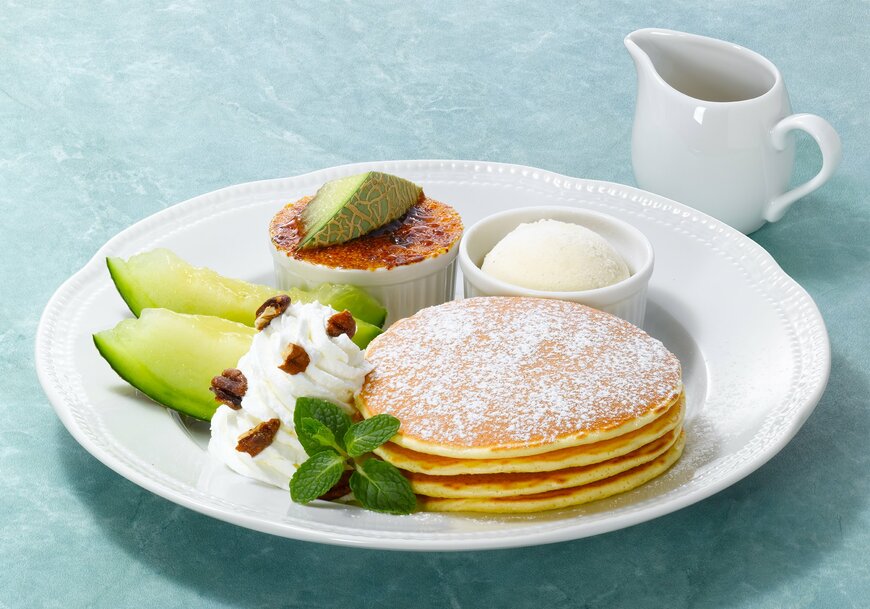 出所：ロイヤルホールディングス株式会社「ブリュレからパンケーキまで！様々な形でメロンを味わう初夏のデザート夏季限定デザート 『Fresh Melon Dessert』～5月15日（水）から全国のロイヤルホストで販売～」