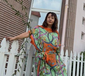 【74歳マダム】鮮やかなドレスコーデが素敵　ラグジュアリー感たっぷりな大人コーデに「綺麗」