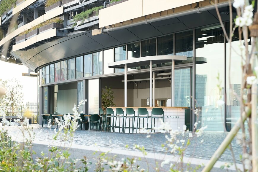 【高輪ゲートウェイ】水面の先を走る新幹線を眺めるルーフトップダイニング「LAUBE」が3月28日オープン