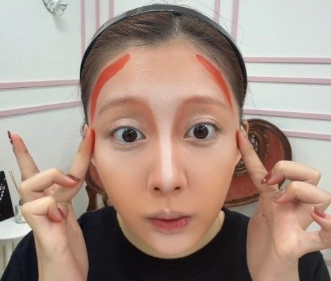 【元タカラジェンヌ】すっぴん美人の元娘役が「男役メイク」に挑戦！直線を描き足して圧倒的なイケメンに変身！「すっぴんから超イケメン」
