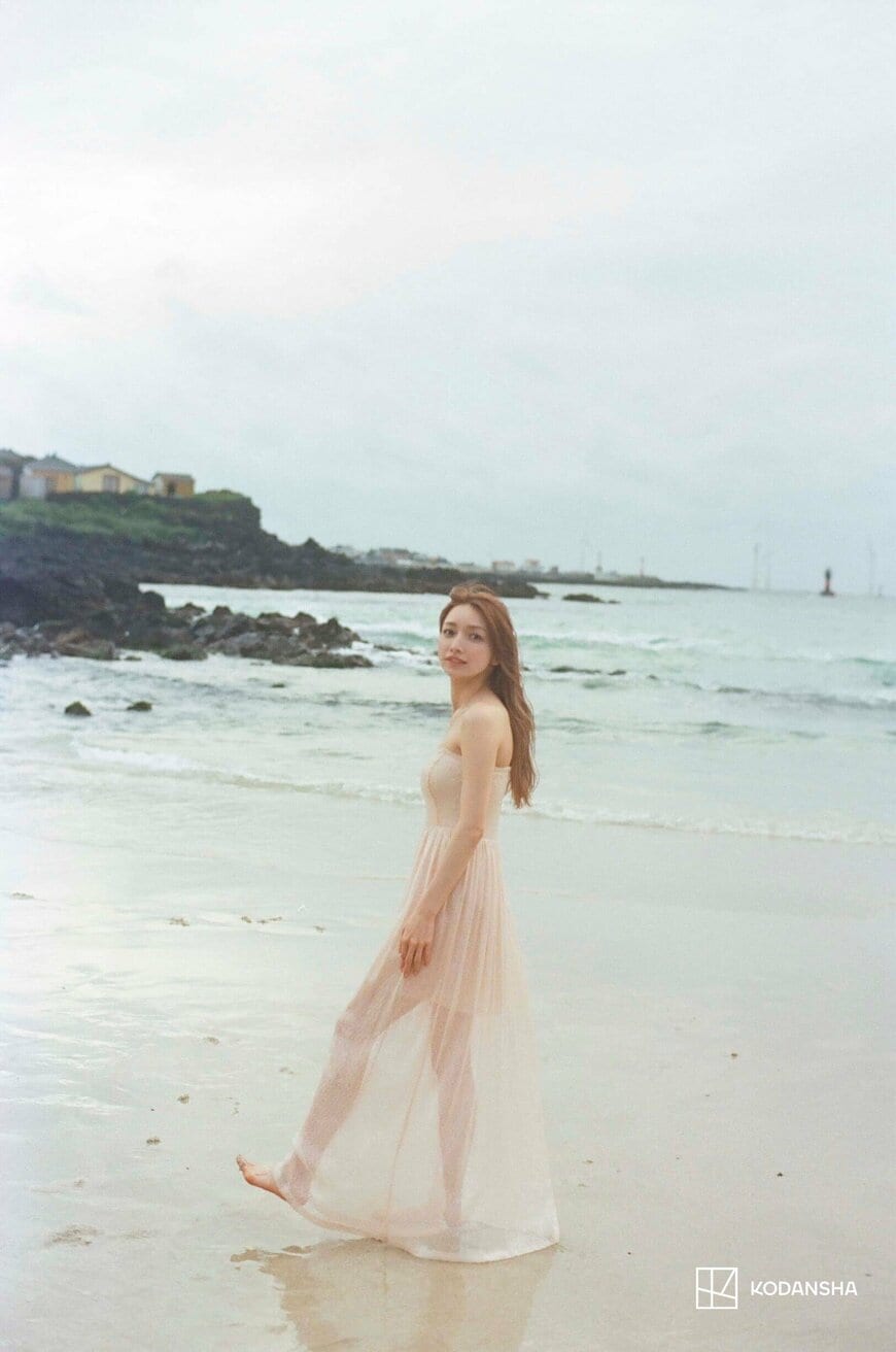 出所：株式会社講談社『超話題作！　後藤真希 写真集「flos」早くも重版５刷決定！電子書籍は、講談社デジタル版写真集の"累計１位記録"を発売3日で塗り替え、新記録を達成。記念にビハインドカットを公開！』