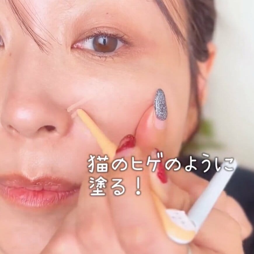 「猫のヒゲのように」46歳コスメ社員の【ほうれい線カバーメイク】簡単3ステップで フレッシュな仕上がりに
