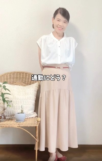 【60代マダム】「しまむらの白ブラウス×GUのベージュスカート」　上品な大人カジュアルコーデ！赤の差し色がアクセントに