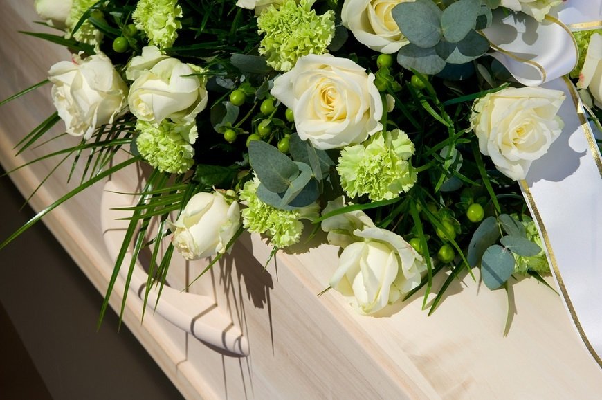 葬儀の平均費用は約140万円。葬式は贅沢品なのか